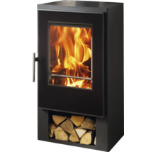 Kaminofen mit Holzfach und brennendem Feuer
