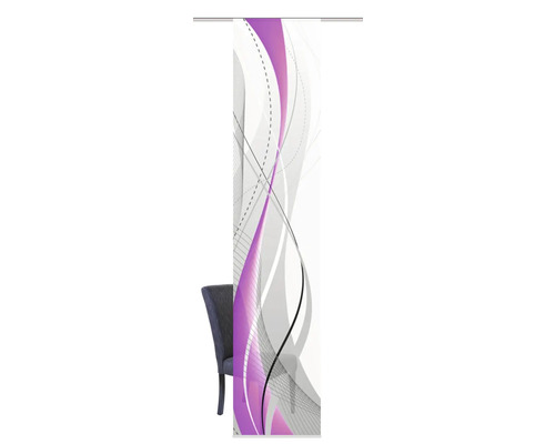 Schiebegardine mit abstraktem Muster vor Stuhl