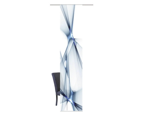 Dekorativer Rollo mit abstraktem Muster und seitlich platzierter Stuhl