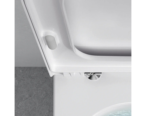 Gros plan d''un couvercle de toilette blanc en plastique