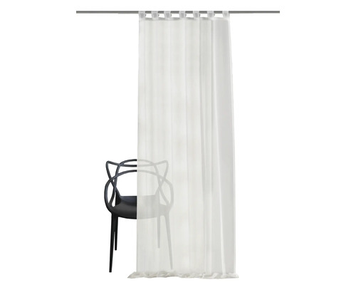 Panneau décoratif blanc avec suspension à boucles devant une chaise