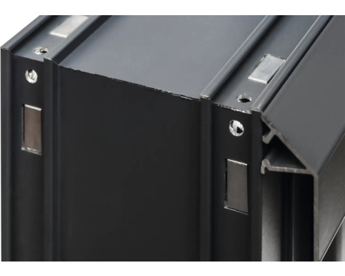 Detailansicht eines schwarzen Aluminiumprofils mit Schrauben