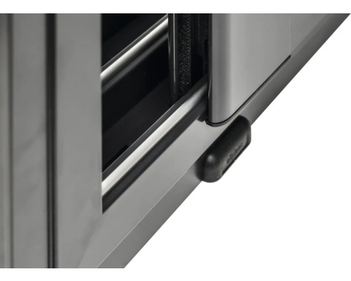 Detailansicht einer Schiebetür mit Führungsschiene und Stopper