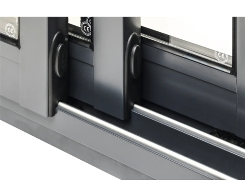 Detailansicht eines Schiebefensters mit Griff