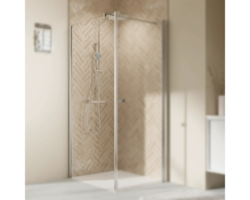 Douche à l''italienne avec robinetterie de douche et paroi en verre dans la salle de bains.