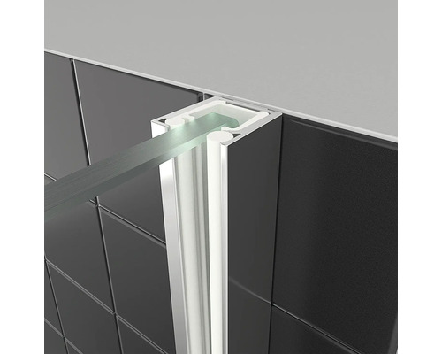 Detail einer Duschkabine mit Glas und Metallprofil