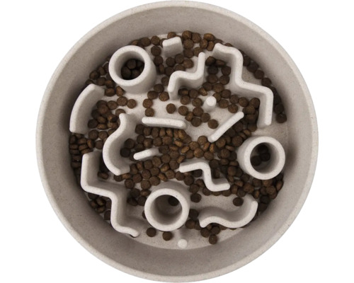 Futternapf mit Hindernissen und Trockenfutter