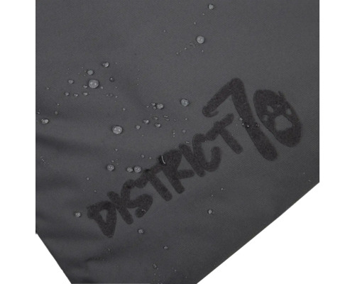 Logo District 70 sur matériau hydrofuge avec des gouttes d''eau