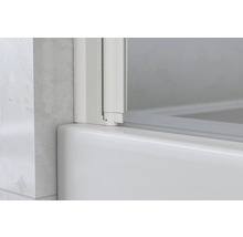 Detailaufnahme einer Badewannenabtrennung mit Rahmen und Glas