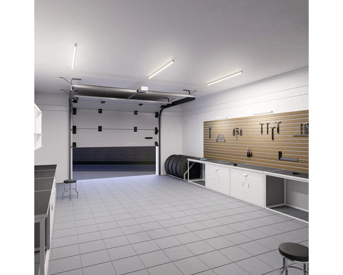 Garage avec établi, mur à outils et pile de pneus