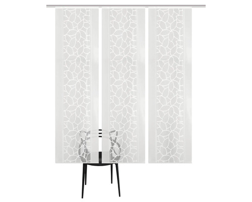 Schiebegardine mit Blattmuster vor einem Stuhl