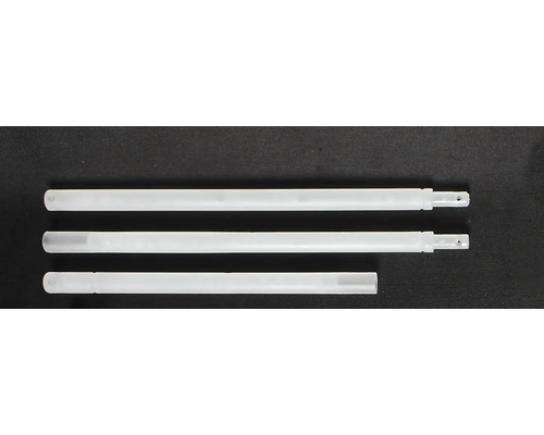 Trois tiges de connexion en plastique de différentes longueurs.