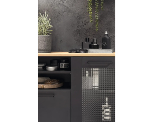 Vue de salle de bains avec meuble sous-lavabo, divers accessoires de salle de bains et décoration