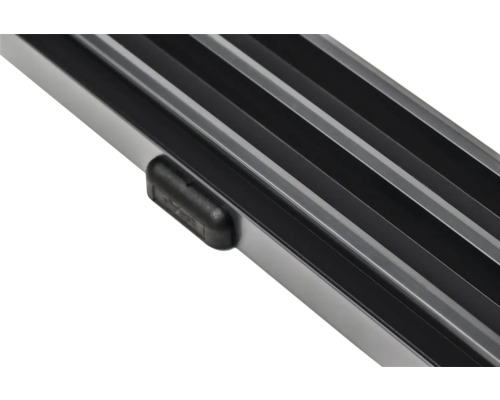 Vue détaillée d''une grille en aluminium argenté avec un pied en caoutchouc noir