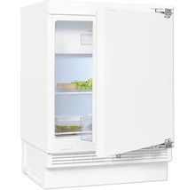 Integrierter Kühlschrank mit teilweise geöffneter Tür