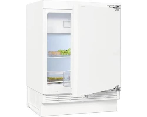 Integrierter Kühlschrank mit teilweise geöffneter Tür