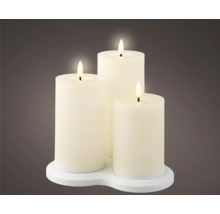 Trois bougies en cire électroniques sur un socle