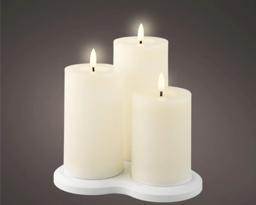 Trois bougies en cire électroniques sur un socle