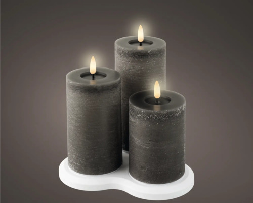 Trois bougies LED grises sur un bougeoir blanc pour un éclairage d''ambiance