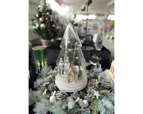 Dekorativer Weihnachtsbaum aus Glas mit kleinem Haus, Bäumen und Beleuchtung