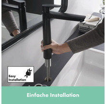 Installation einer schwarzen Waschtischarmatur im Badezimmer