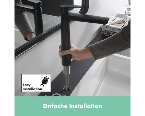 Installation einer schwarzen Waschtischarmatur im Badezimmer