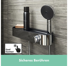 Duscharmatur mit Ablage und Duschkopf vor gefliester Wand