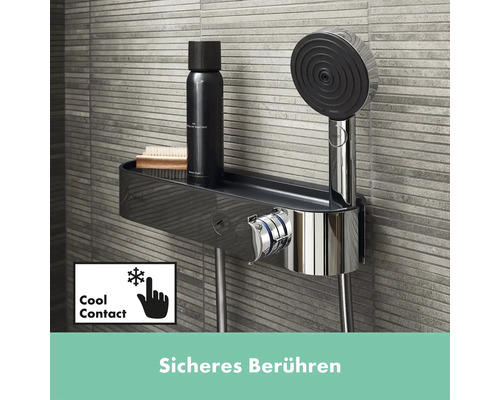 Duscharmatur mit Ablage und Duschkopf vor gefliester Wand