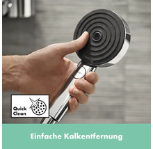 Hand, die einen Hansgrohe Duschkopf hält
