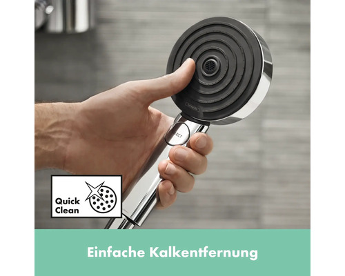 Hand, die einen Hansgrohe Duschkopf hält