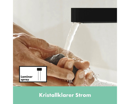 Wasserhahn mit Laminarstrahl im Gebrauch mit Händen unter fließendem Wasser