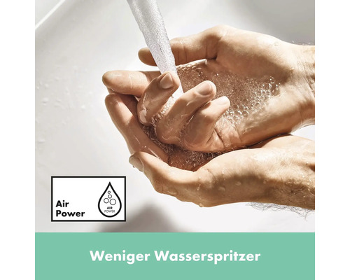 Hände unter einem Wasserstrahl mit Air Power Funktion für weniger Wasserspritzer