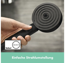 Hand hält schwarzen Duschkopf mit Strahlartenumstellung
