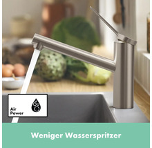 Küchenarmatur aus Metall mit fließendem Wasser und dem Symbol Air Power für weniger Wasserspritzer