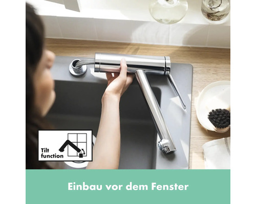 Robinet d''évier devant la fenêtre avec fonction bascule