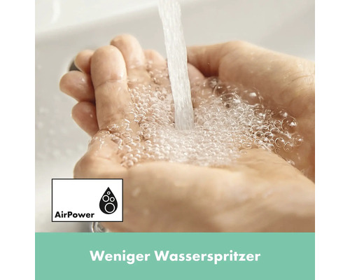 Mains sous un robinet qui coule avec la fonction AirPower pour moins d''éclaboussures d''eau