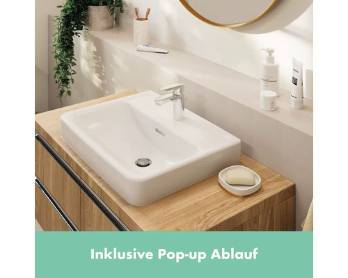 Waschtisch im Badezimmer mit Armatur, Seife und Badartikeln