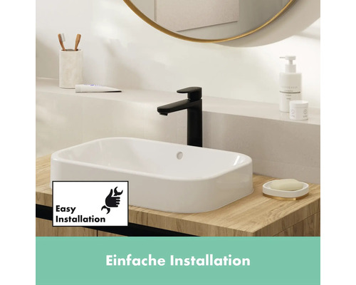 Salle de bain avec lavabo, robinet et miroir pour une installation facile