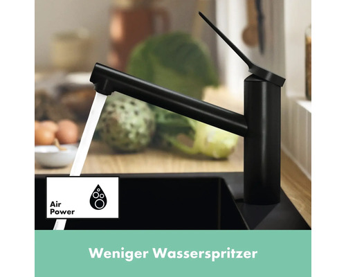 Schwarzer Wasserhahn mit fließendem Wasser im Spülbecken