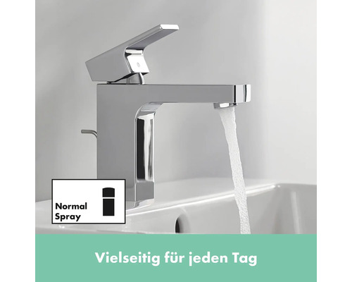 Verchromter Waschtischmischer mit Normalstrahl in einem Waschbecken