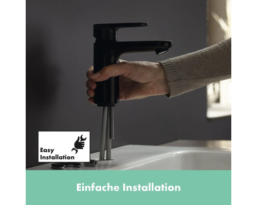 Robinet noir en cours d''installation dans un lavabo