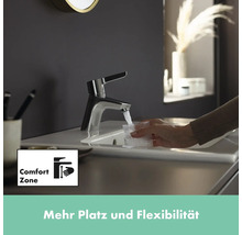 Einhandmischer im Badezimmer mit fließendem Wasser in ein Glas