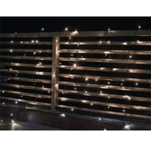 Guirlande lumineuse avec des brins suspendus à une balustrade