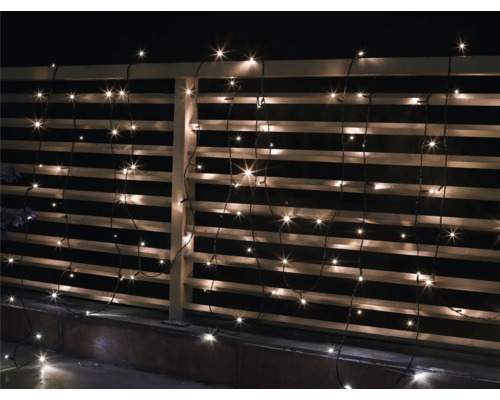 Guirlande lumineuse avec des brins suspendus à une balustrade