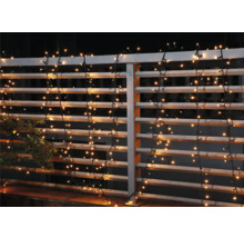 Guirlande lumineuse avec brins pendants sur une balustrade