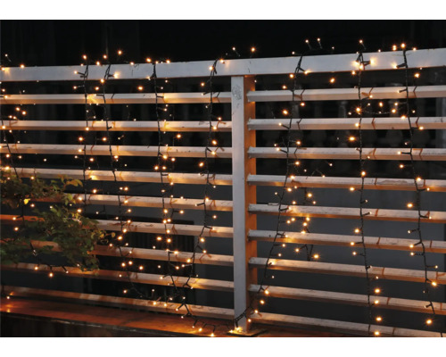 Guirlande lumineuse avec brins pendants sur une balustrade