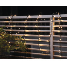 Guirlande lumineuse décorative sur une clôture de jardin