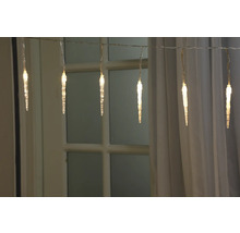 Guirlande lumineuse glaçons devant une fenêtre