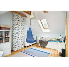 Chambre d''enfant confortable avec fauteuil suspendu, lit et étagères