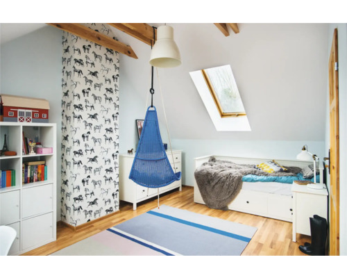 Gemütliches Kinderzimmer mit Hängesessel, Bett und Regalen